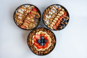 How are acai bowls made to fit into any lifestyle or diet?